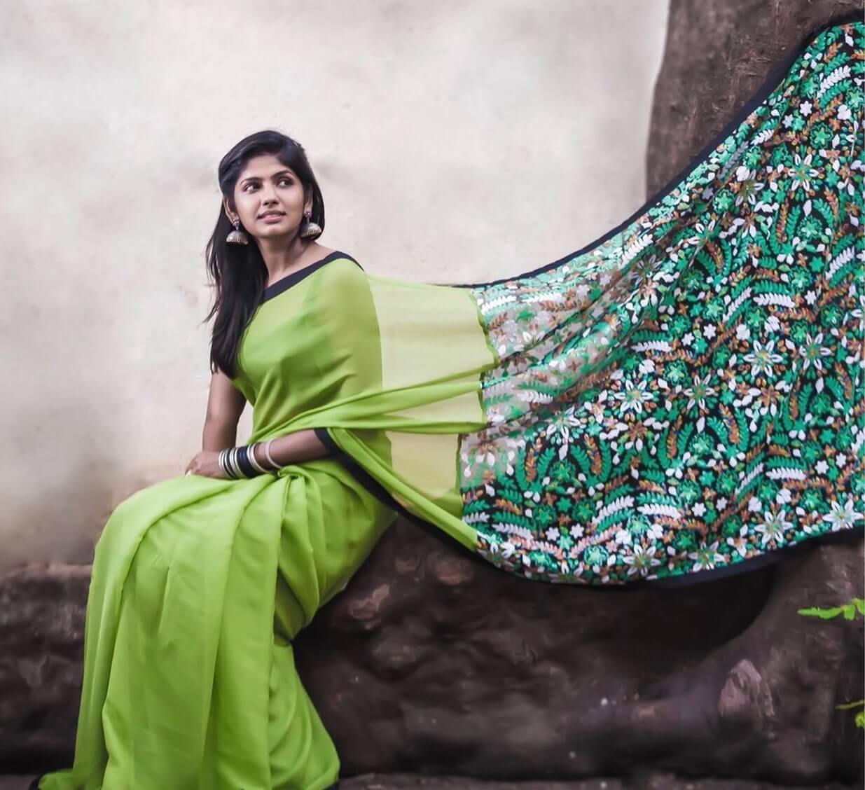 Niranjani Ahathian Look Ravishing In Green & Black Saree With Beautiful Printed Palla