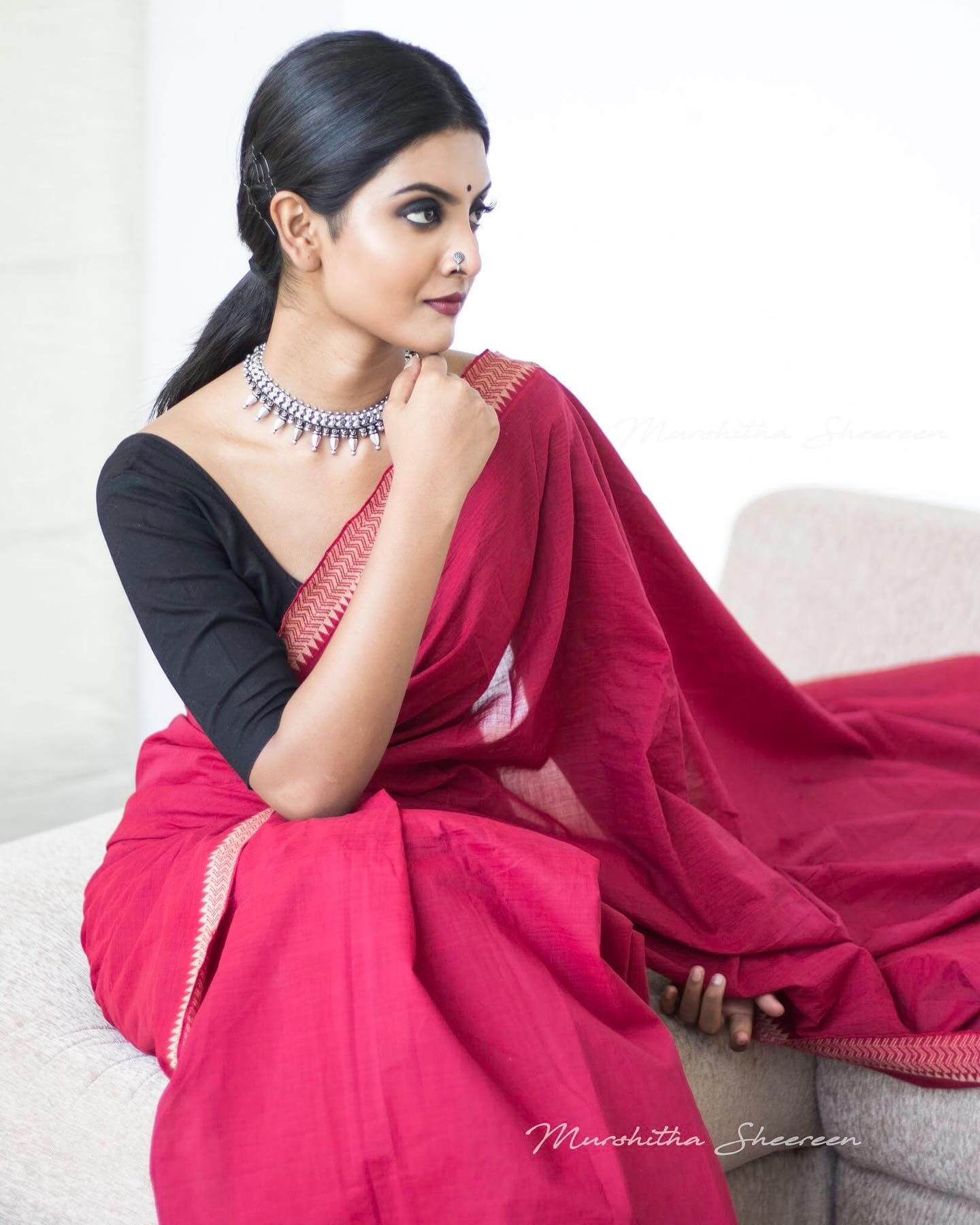 Nivedhithaa Sathish  In Red Cotton Saree With Black Blouse With Sleek Hair