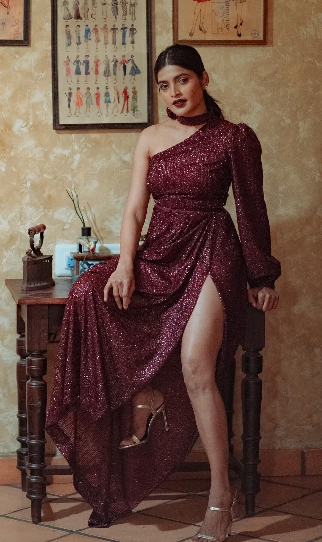 Sanchita Shetty Maroon One Side Shoulder Slit Cut Glittery Dress
