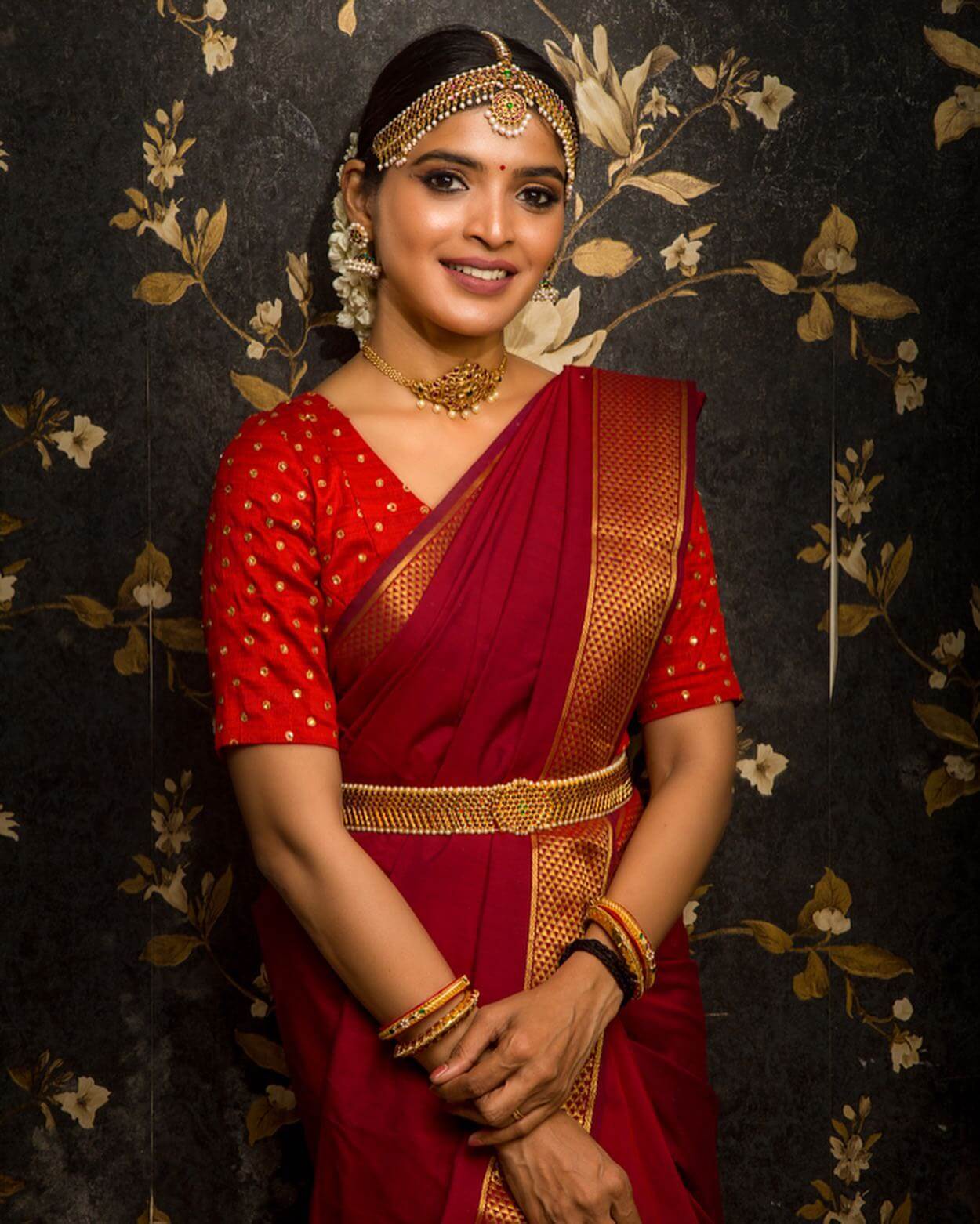 Sanchita Shetty Traditional South Indian Saree Look In Maroon Saree With Heavy Gold Jewellery