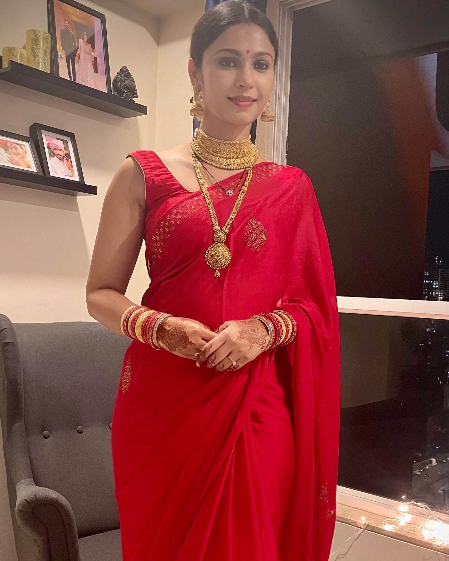 Shamata Anchan Mesmerizing Karva Chauth Look In  Red Stone Embedded Saree With Sleeveless Red Blouse Paired With Heavy Gold Jewellery