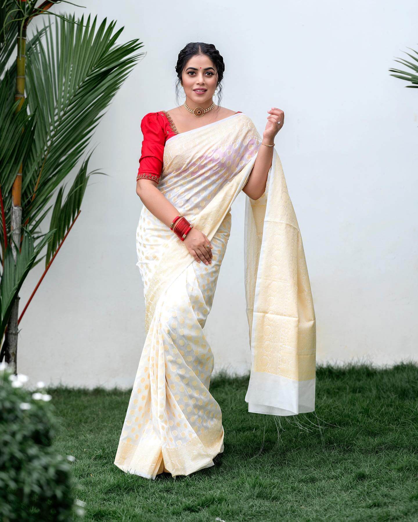 Shamna Kasim Elegant Look In White Saree With Red Blouse