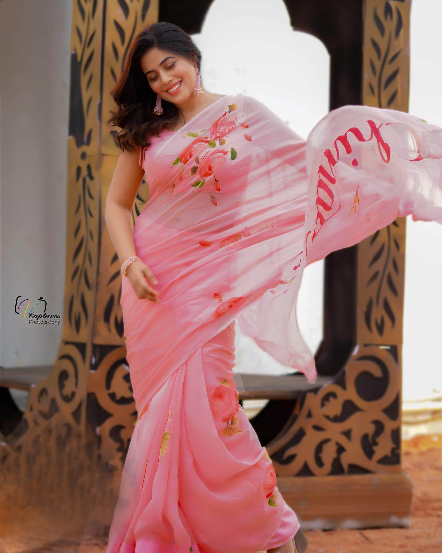 Shamna Kasim In Pink Floral Print Saree
