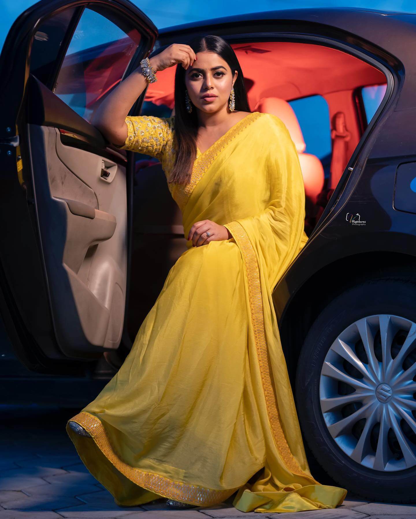 Shamna Kasim Mesmerizing Look In Yellow Solid Saree With Open Hairstyle