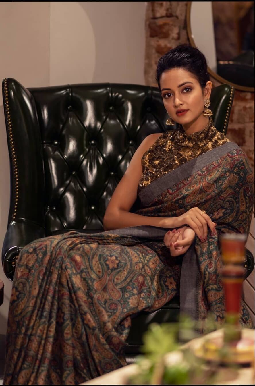 Shanvi Srivastav Dazzling Look In Grey & Black Printed Saree With Golden Sleeveless Blouse
