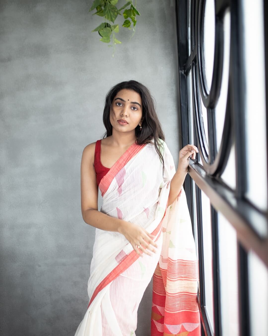 Shivathmika Rajashekar Simple & Chic Look In White & Red Cotton Saree