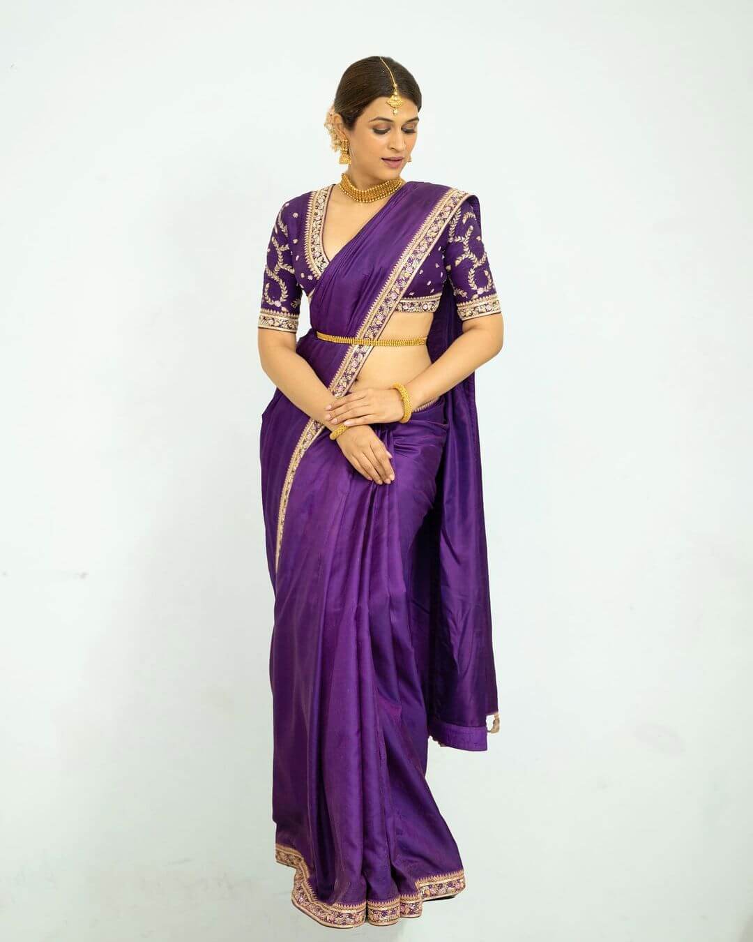 Shraddha Das Magnificent Look In Purple Saree Paired With Gold Jewellery