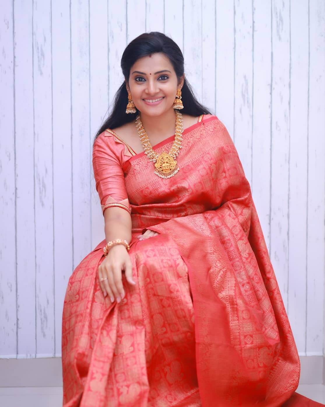 Shruthi Raj In Red & Gold Blend Silk Saree With Beautiful Gold Jewellery Perfect Look For Wedding Ceremony
