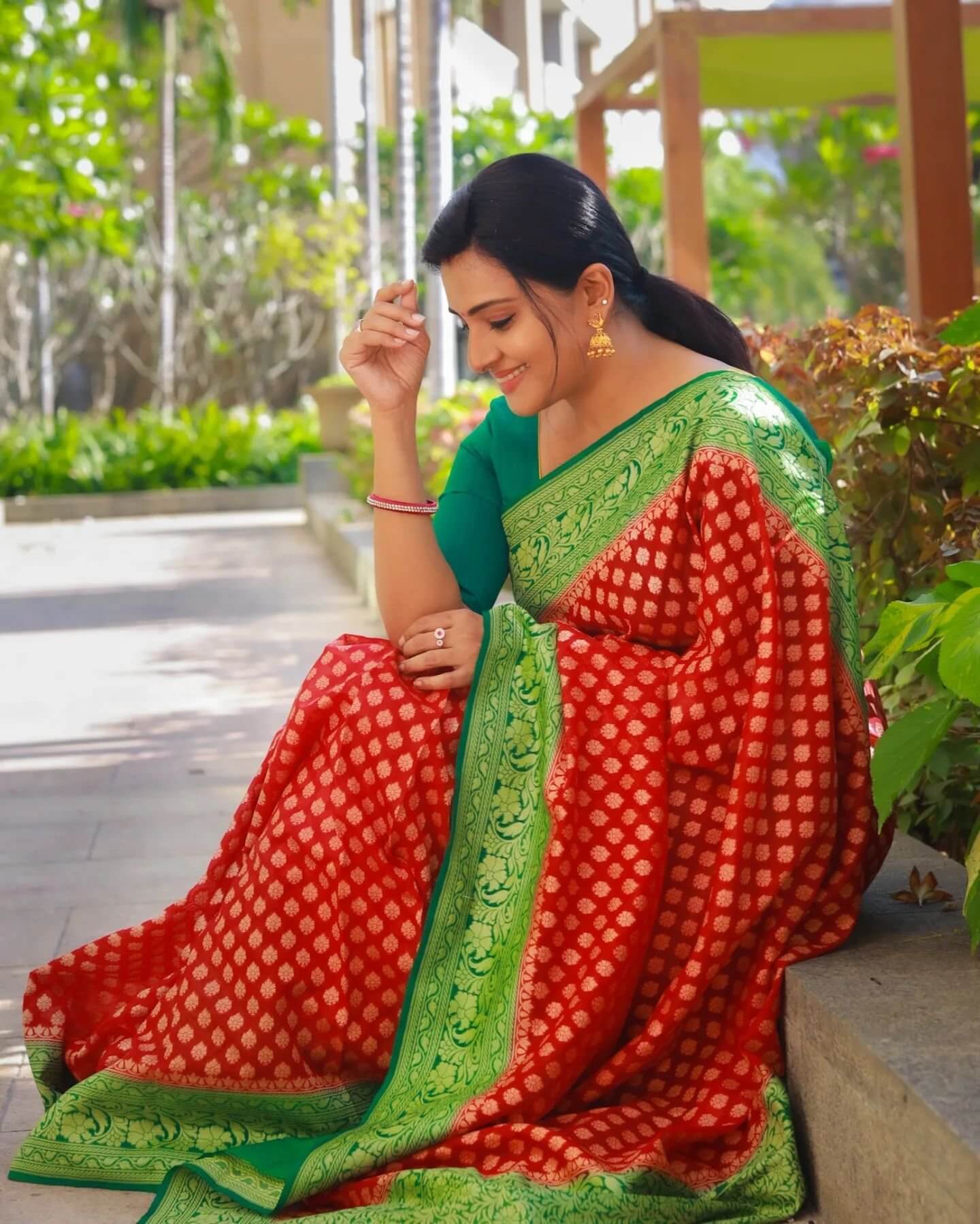 Shruthi Raj Look Gorgeous In Red & Green Banarasi Silk Saree Paired With Green Solid Blouse