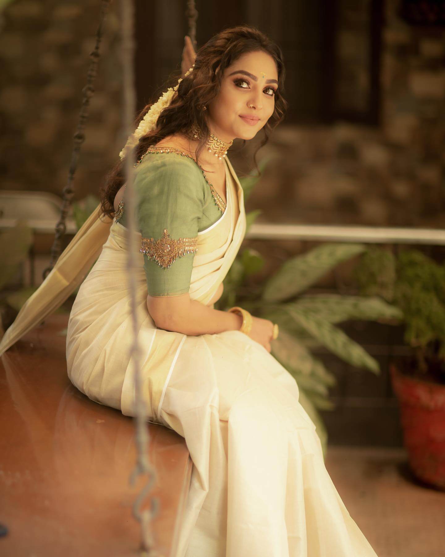  Smruthi Venkat Festive Ready Look In Traditional White Kasavu Saree With Light Green Blouse