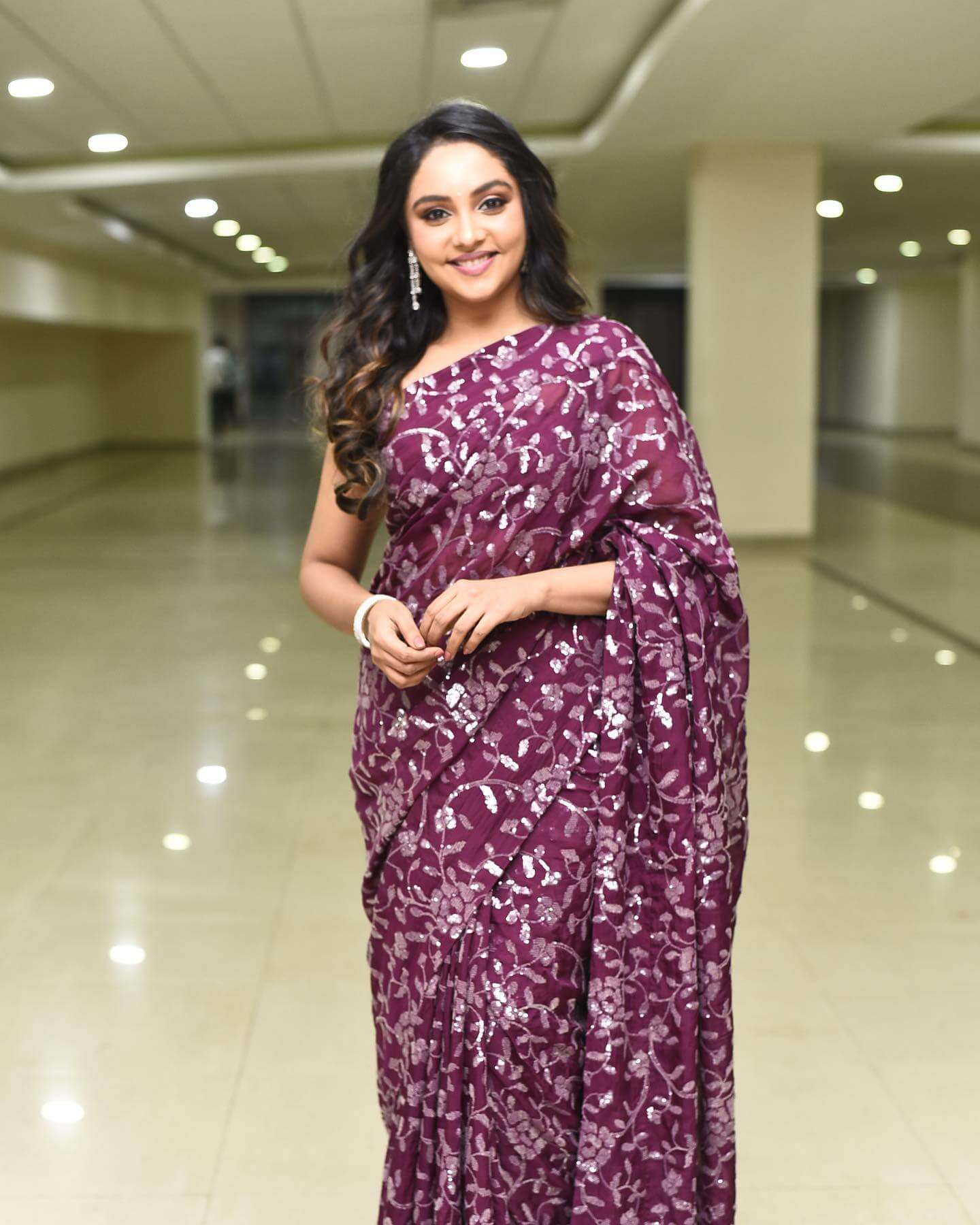 Smruthi Venkat In Award Function Wearing Purple Glittery Floral Embroidered Saree