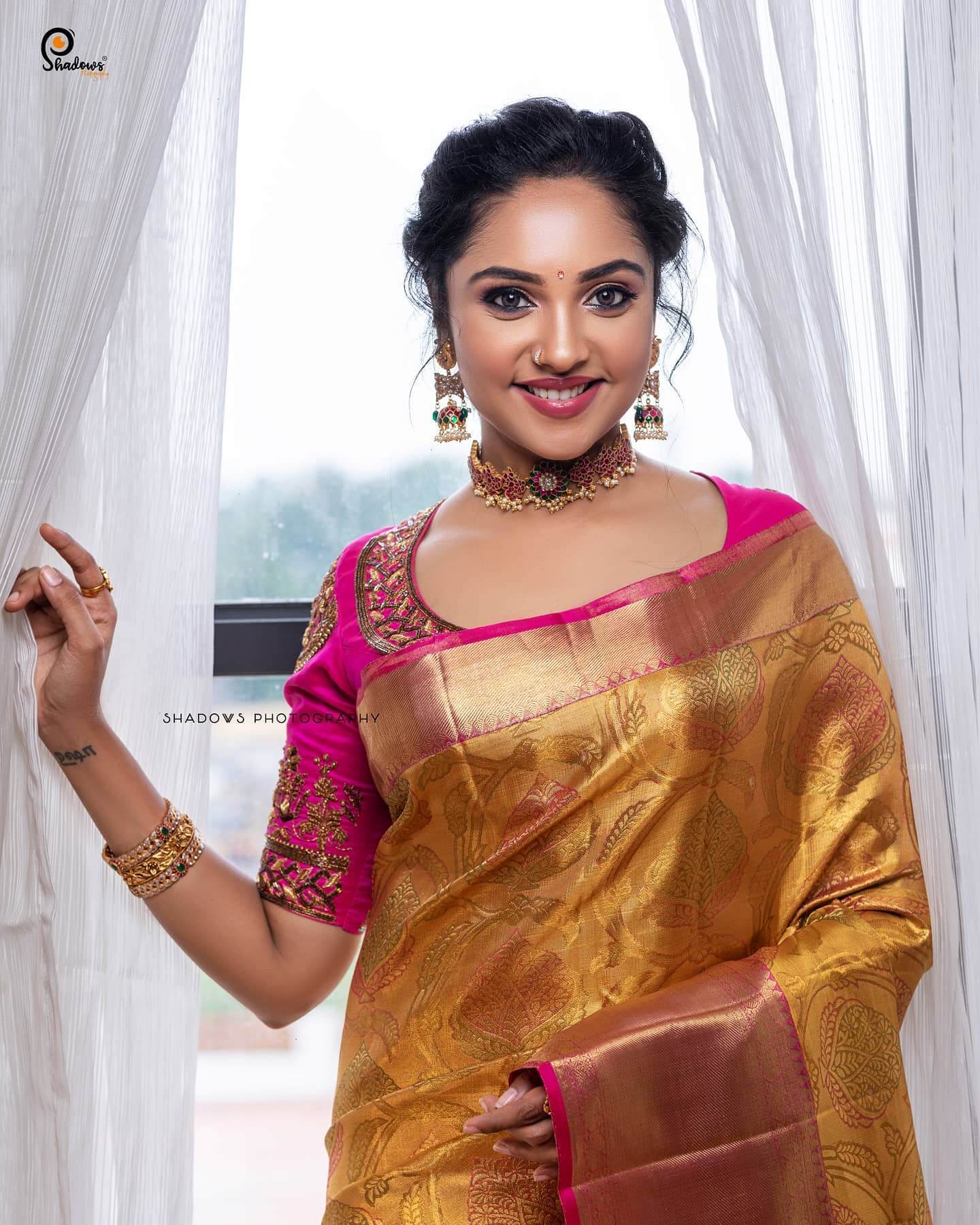Smruthi Venkat Looks Like Absolute Diva In Golden Silk Saree With Pink Embellished Blouse