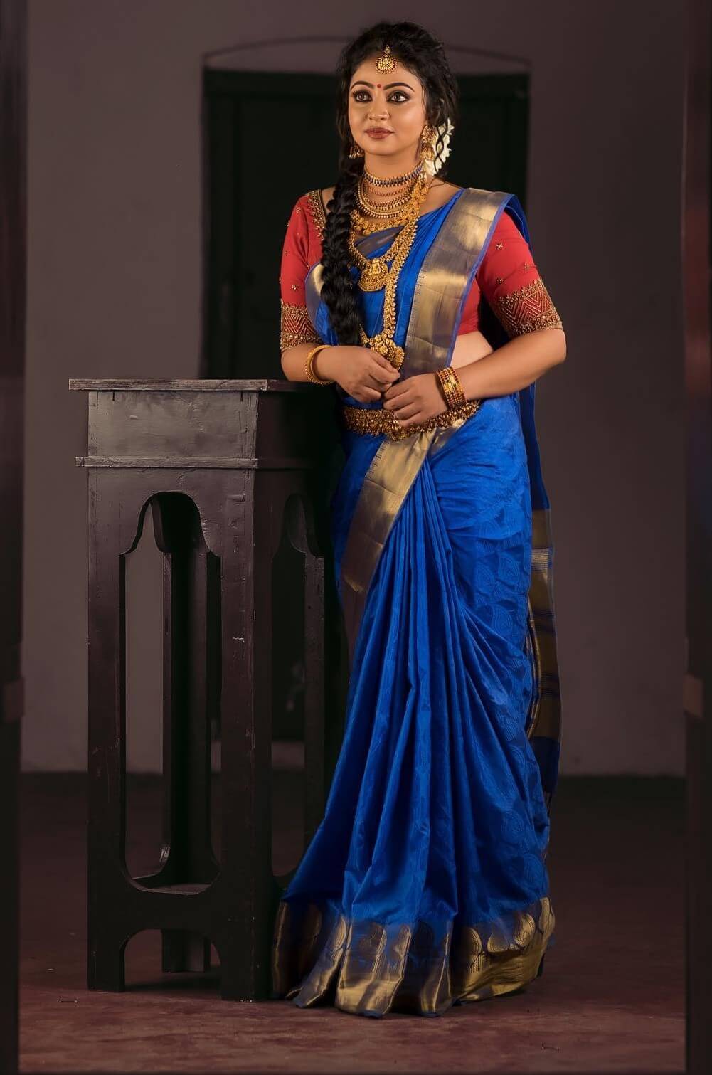 South Actress Arundhathi Nair In Traditional South Indian Saree Look With Heavy Gold Jewellery