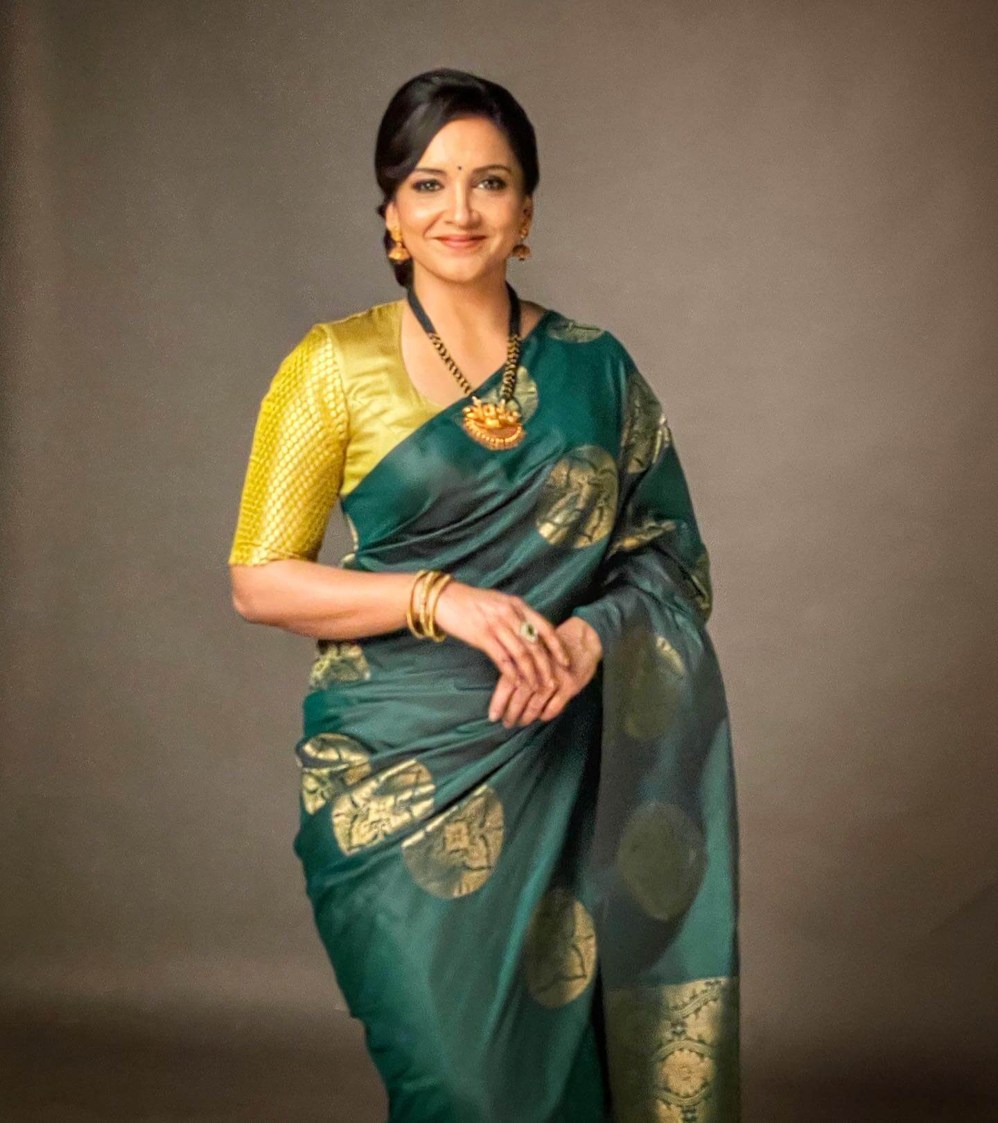 South Actress Lenaa Kumar In Gorgeous Teel Green Saree With Golden Blouse Gives Us Festive Vibes
