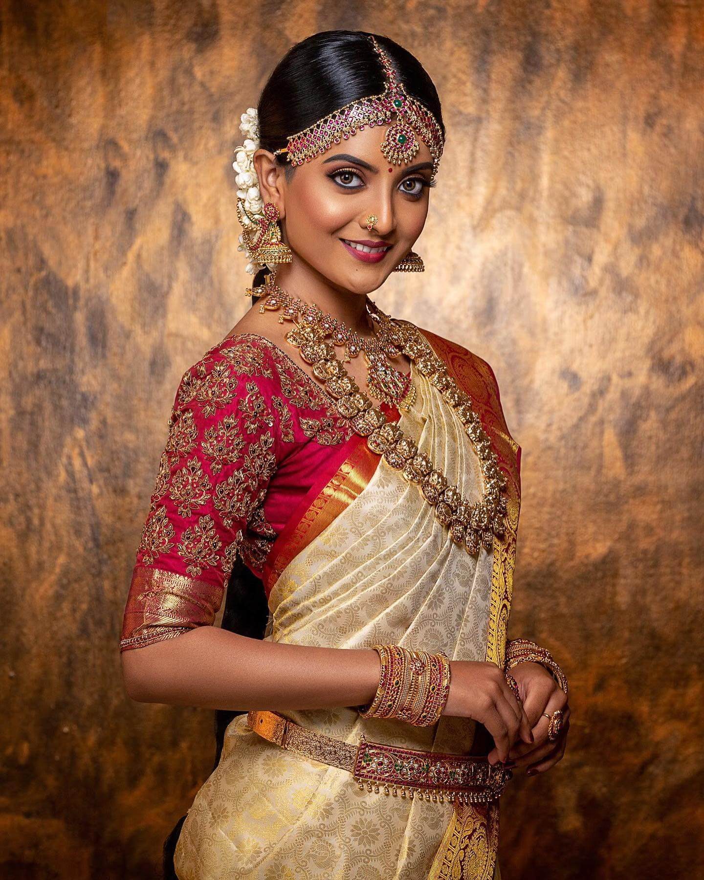 South Actress Nivedhithaa Sathish In South Indian Bridal Look Wearing Off White Kanjivaram Silk Saree With Bridal Kundan & Gold Jewellery