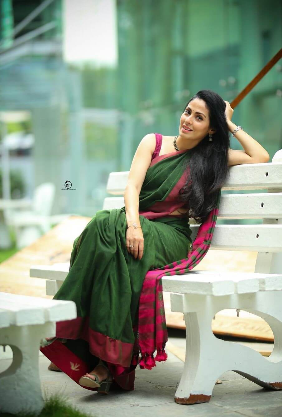 South Actress Sadha  In Dark Green Cotton Saree With Pink Border Paired With Sleeveless Blouse