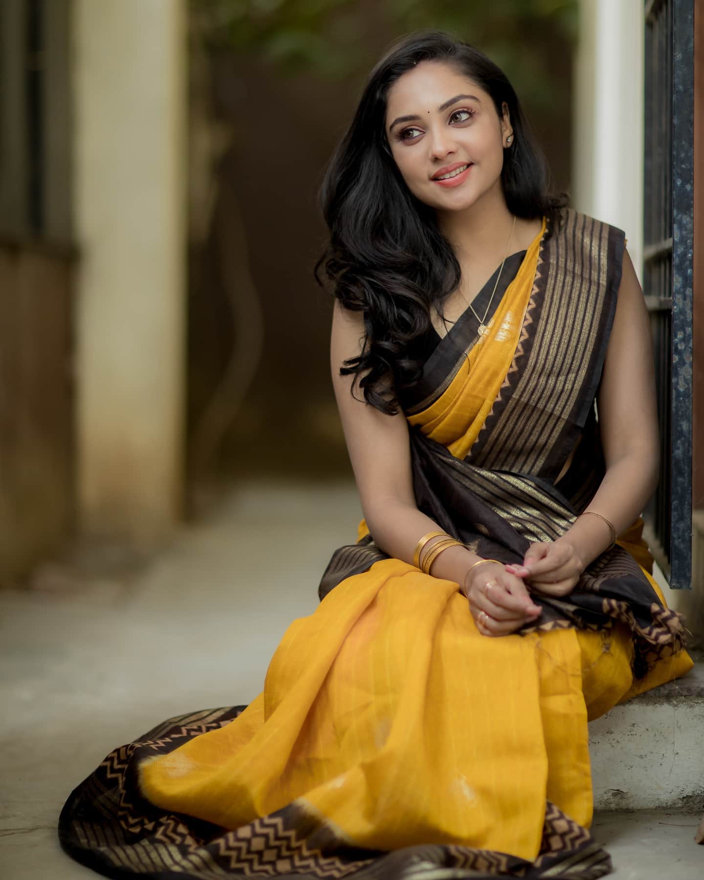 South Bae Smruthi Venkat In Yellow & Black Printed Cotton Saree Look