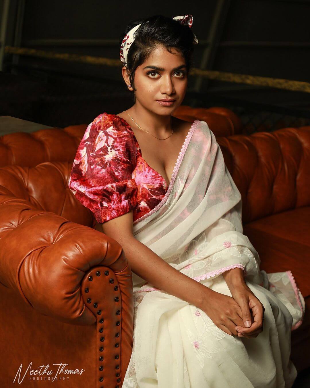 South Beauty! Anarkali Marikar In White Chiffon Saree With Pink Deep Neckline Puffed Sleeves Blouse