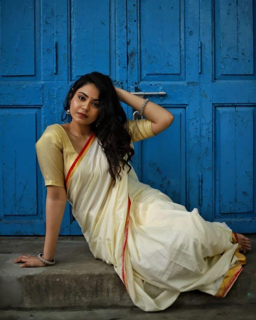 South Beauty Monica Chinnakotla In Classy Off White Silk Saree Paired With Light Golden Blouse