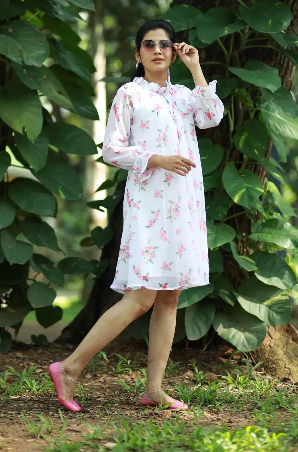 Sshivada Casual Picnic Ready-Go-To Look In White Floral Printed Short Dress