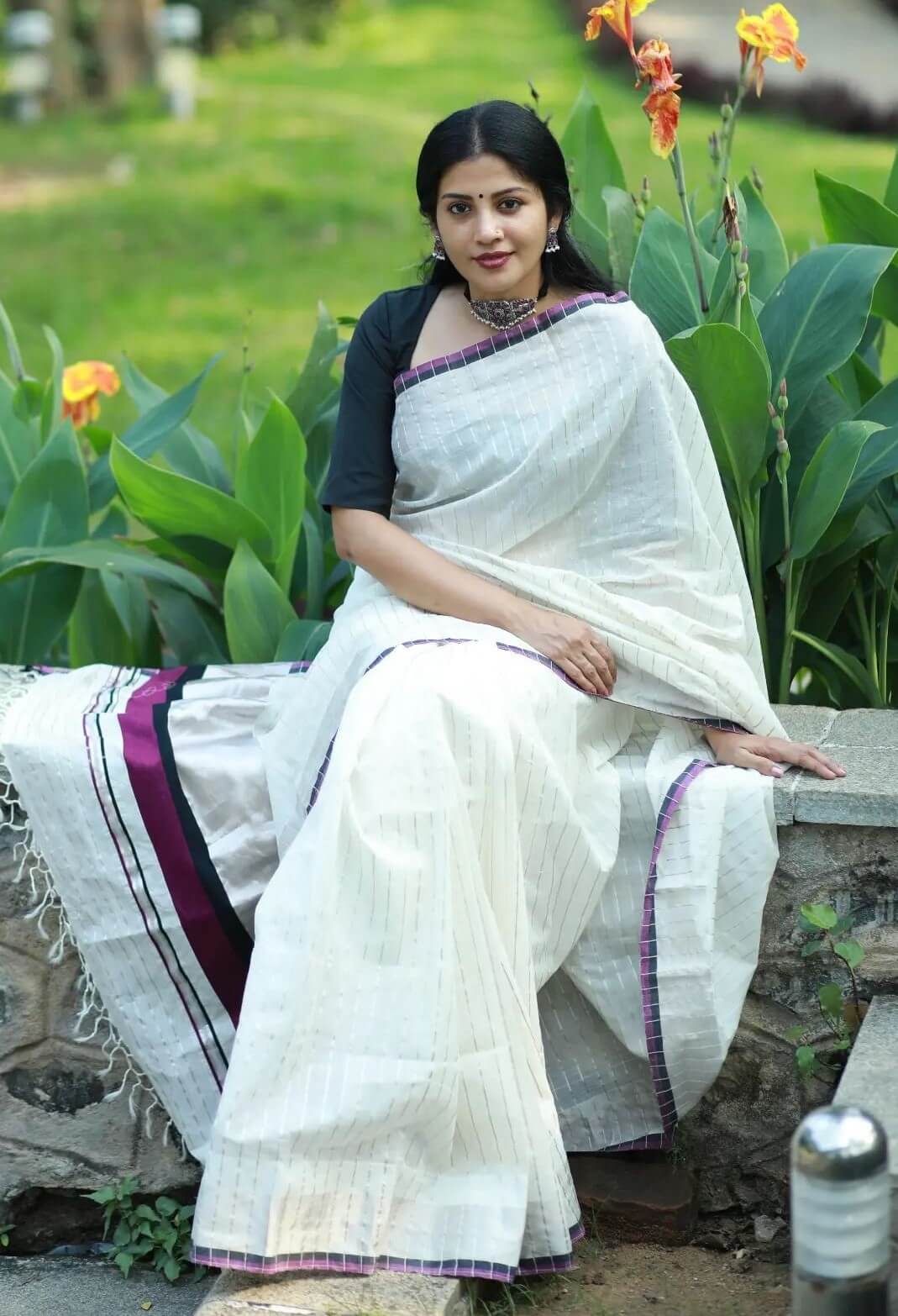 Sshivada Chic & Simple Look In White Cotton Saree Paired With Black Blouse