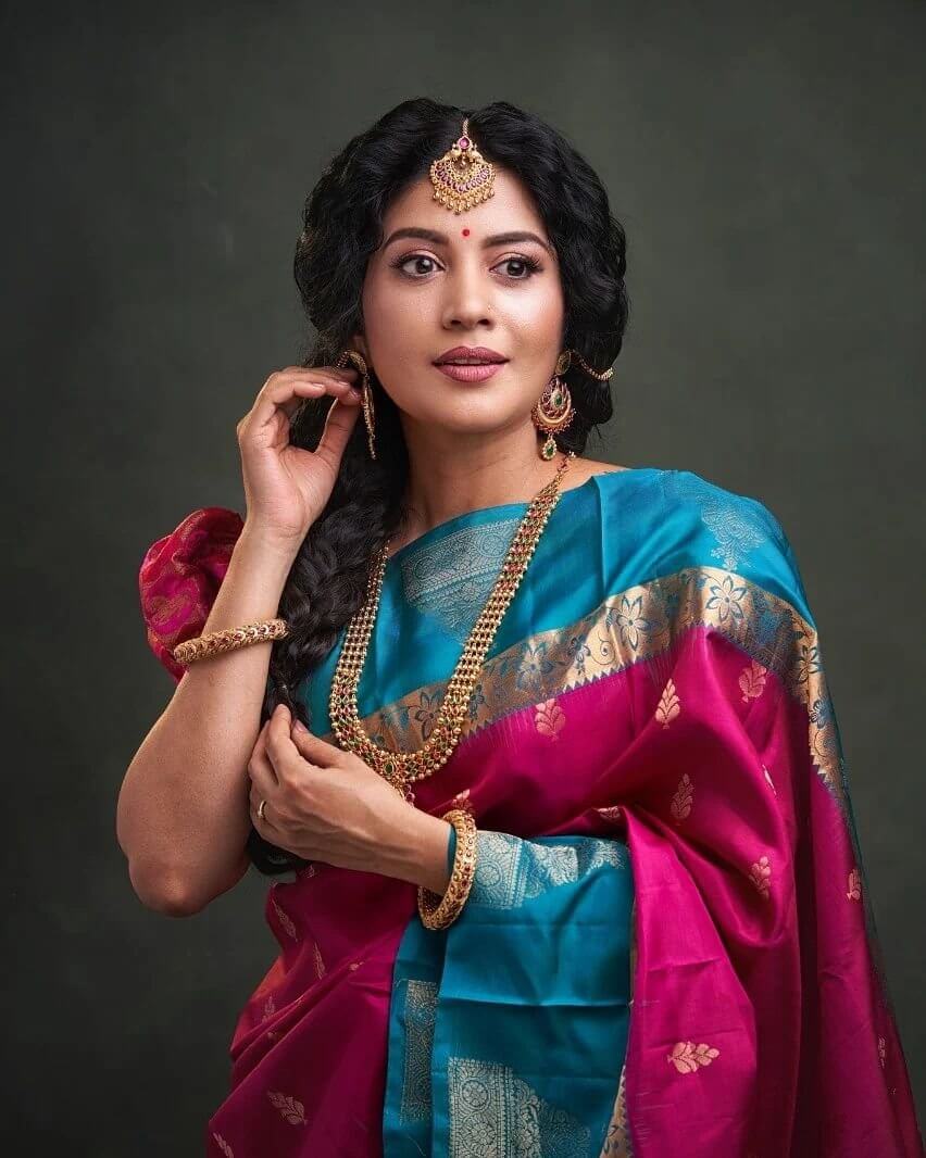 Sshivada Drop Dead Gorgeous In Blue & Pink Silk Saree With Beautiful Gold Jewellery