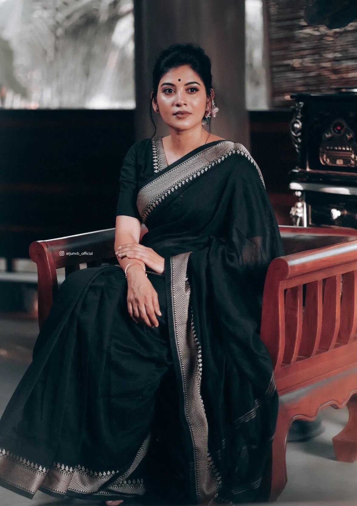 Sshivada Vintage & Classical Look In Black Zari Woven Saree