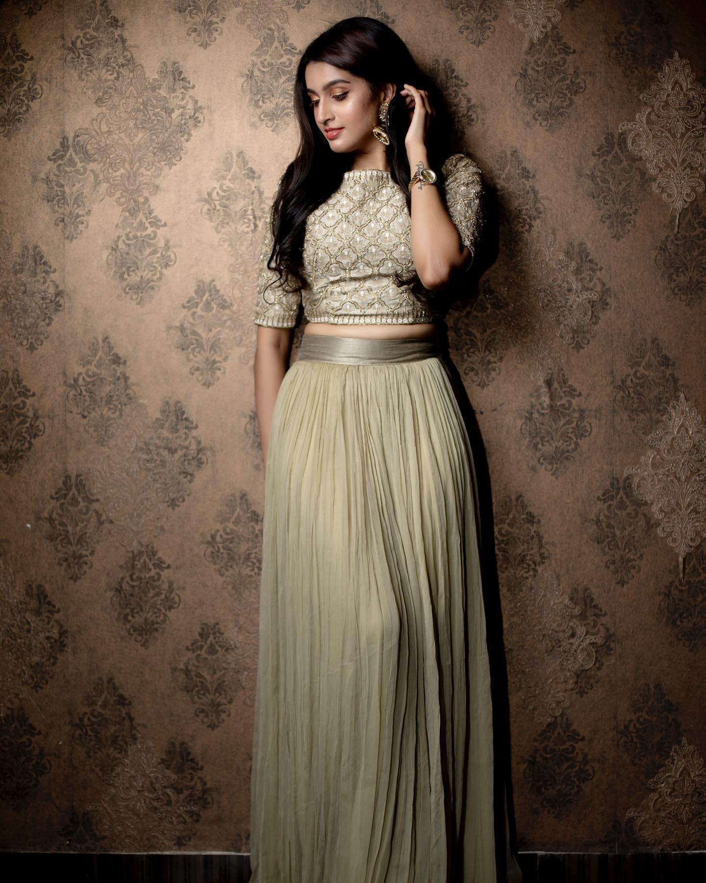 Tanya Ravichandran Elegant Look In Light Green Pleated Skirt With Blouse