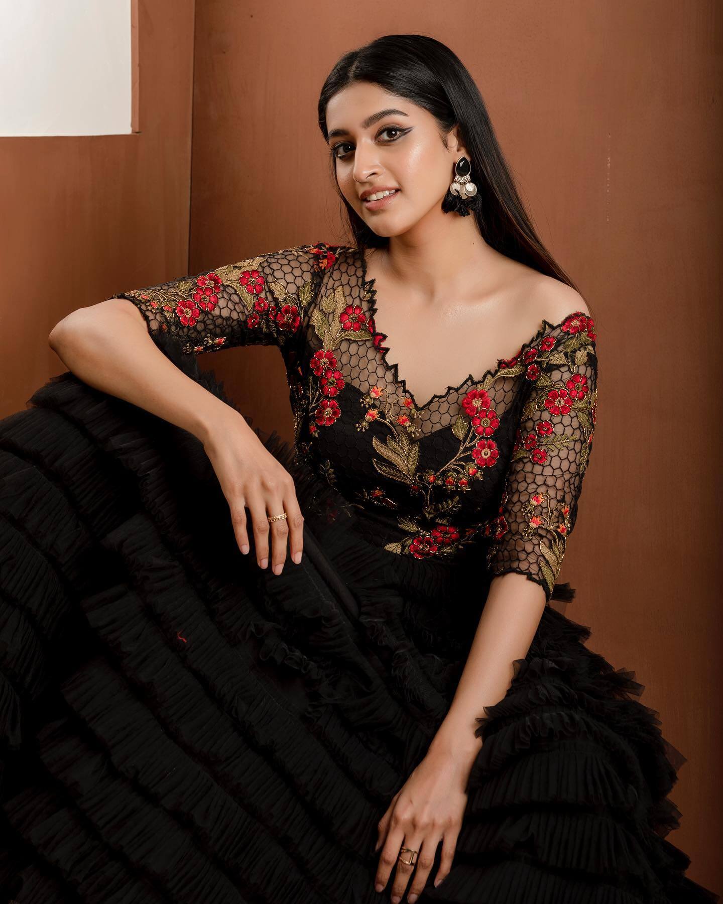 Tanya Ravichandran Look Gorgeous In Black Lace & Net Ruffle Dress