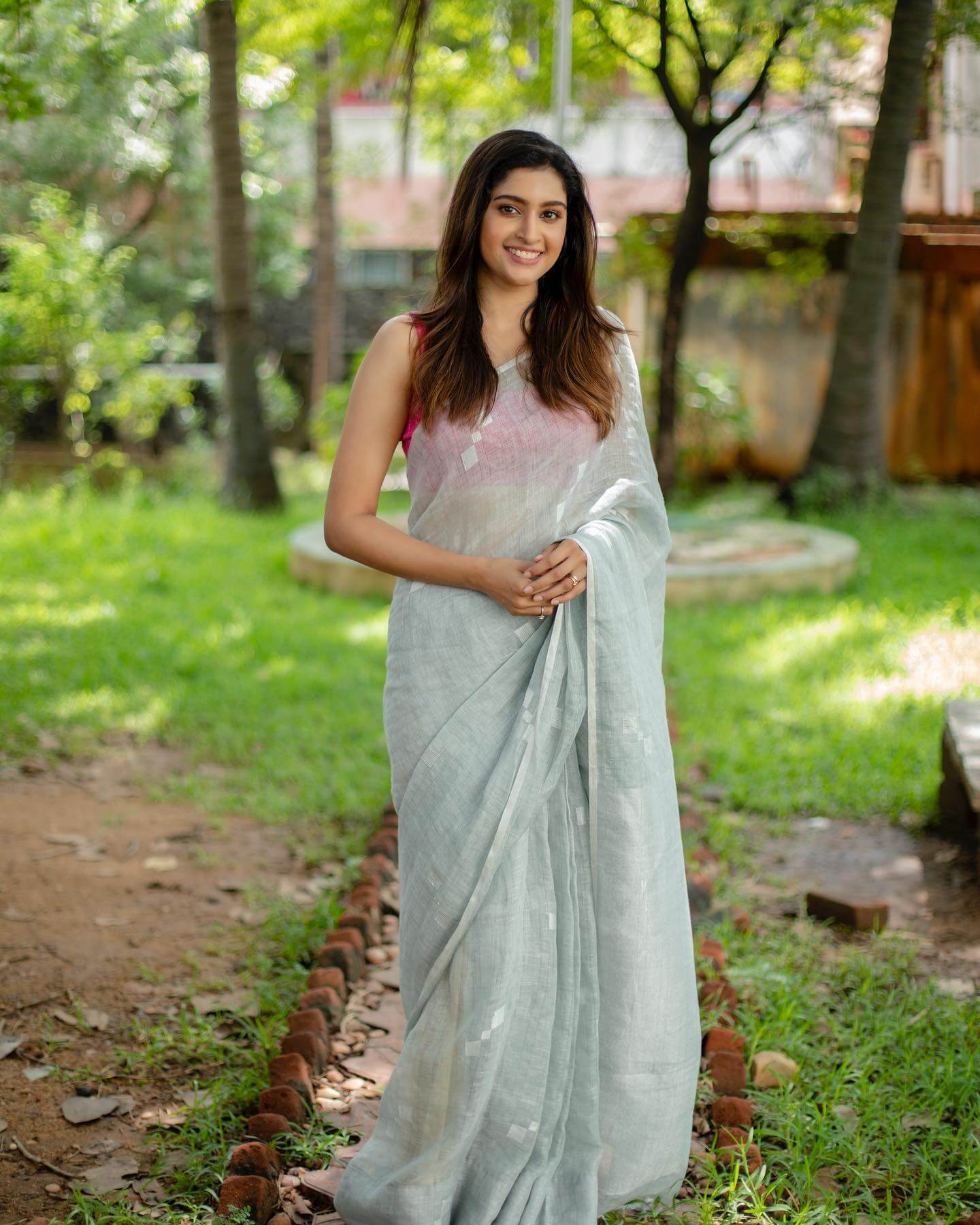 Tanya Ravichandran Simple & Effortless Look In Cotton  Grey Saree With Sleeveless Blouse