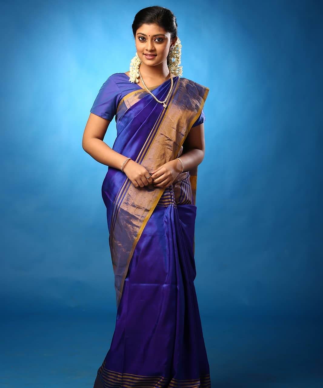 Ammu Abhirami Easy & Simple Saree Radiant Looks & Outfits In Blue Silk Saree With Gajra Hair Style 