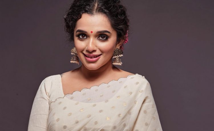 Ann Augustine Look Drop-Dead Gorgeous In White Polka Dot Saree With Messy Bun Hairstyle