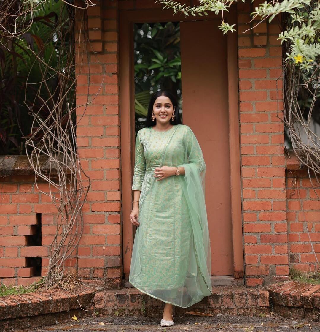 Ayilya Nair In  Ombre Green Straight Kurta Set Perfect Look For Mehandi Function All Time Fashionable Outfits Collections