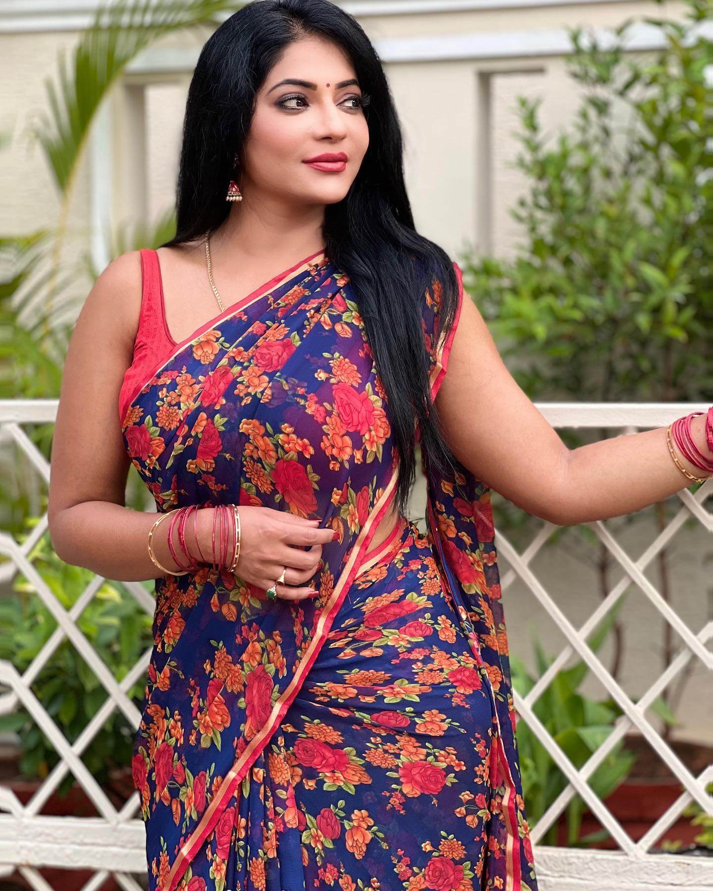 Beauty Bae Reshma Pasupuleti In Blue Floral Printed Saree With Red Sleeveless Blouse