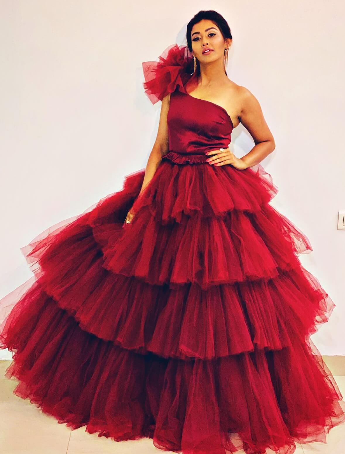 Diva Pooja Jhaveri In Award Night Wearing Cheery Red One Shoulder  Long Multi-Layer Princess Gown