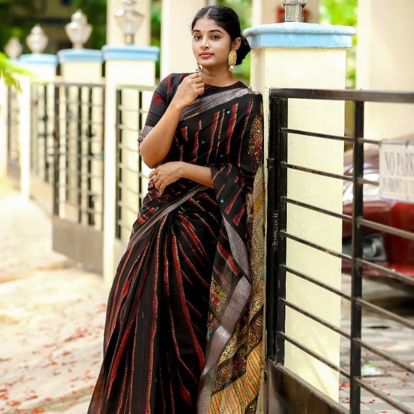 Diva Sheela Rajkumar In Black Printed Saree With Full Neck Blouse