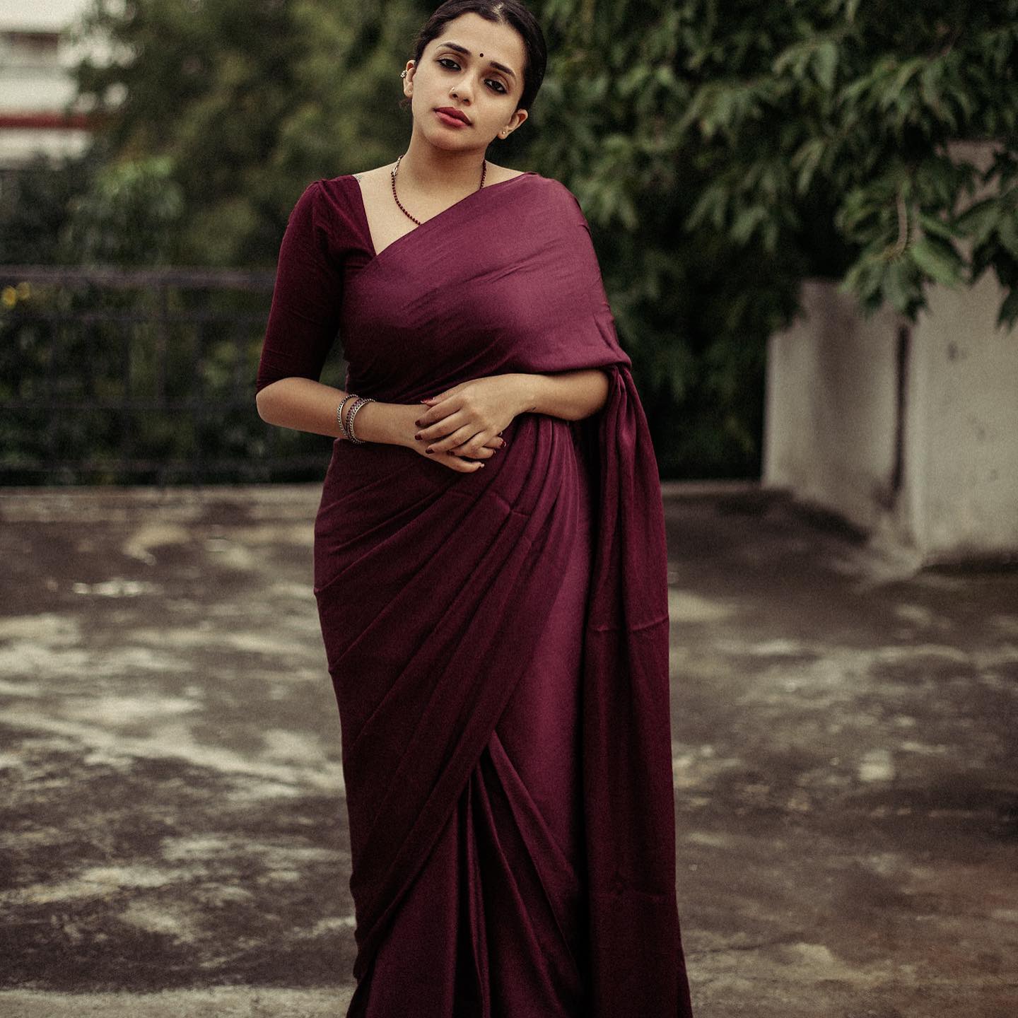 Gorgeous Ann Augustine In Plain Wine Saree Fashion Looks With Half Sleeves Blouse