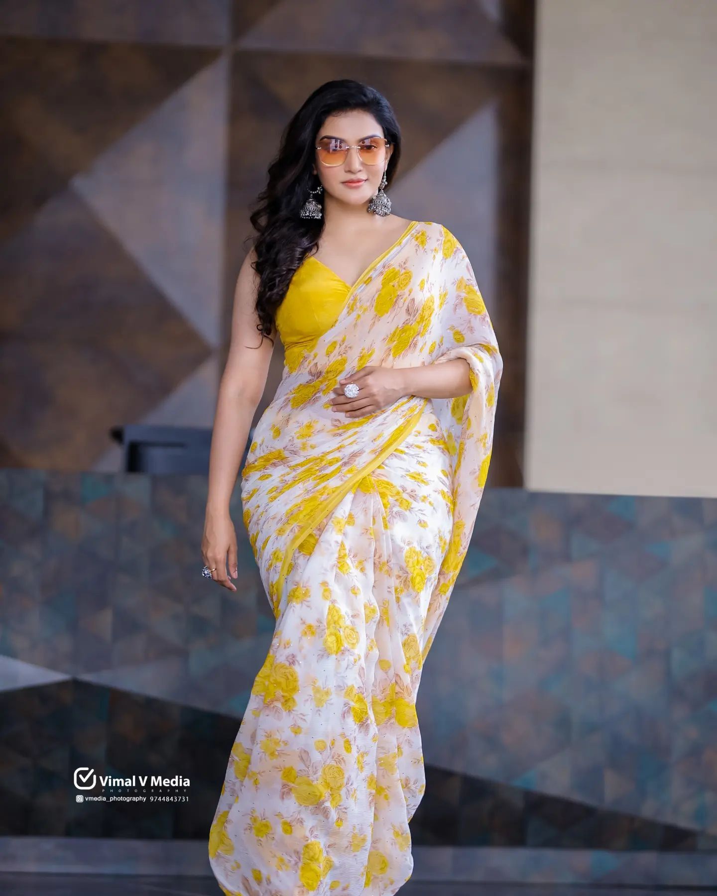 Honey Rose In Yellow & White Floral Print Saree In Yellow Sleeveless Blouse