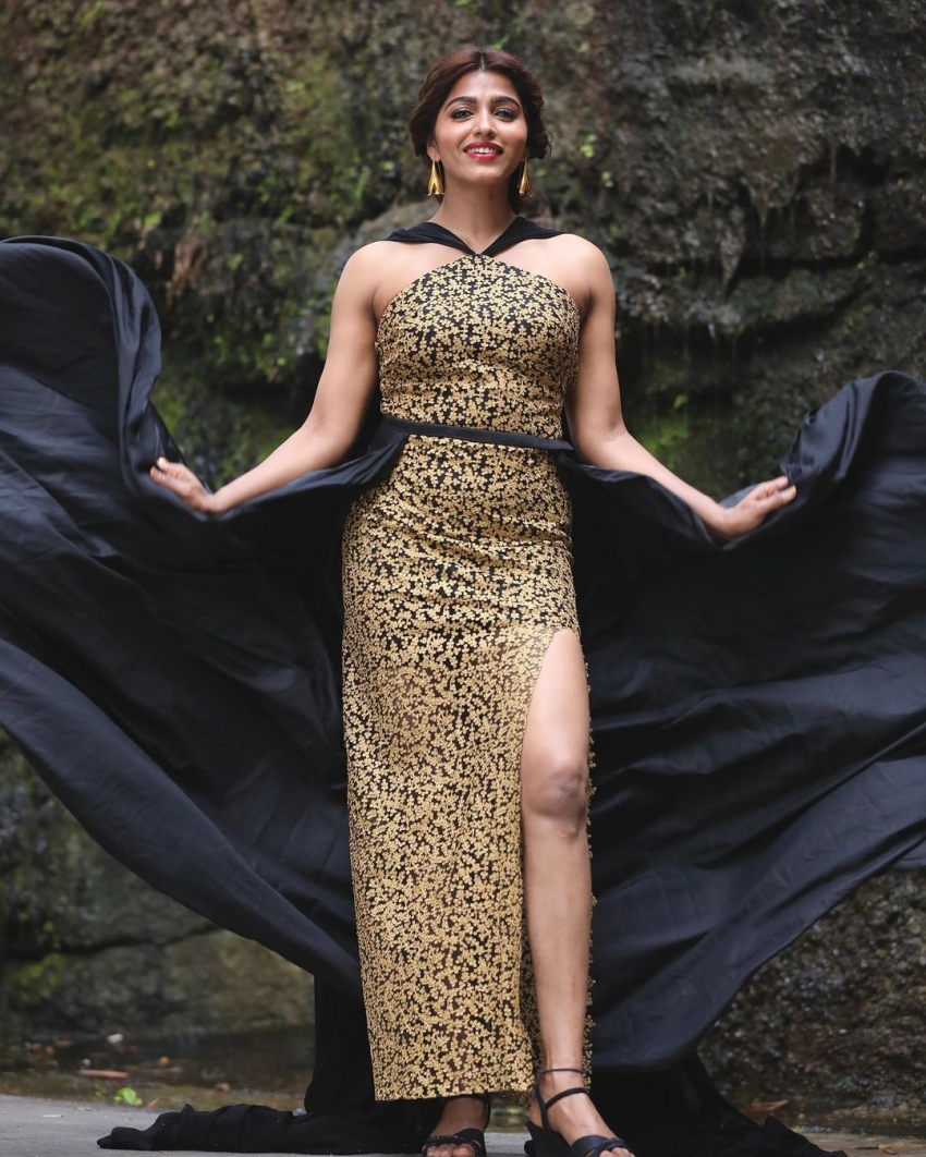 Kabali Fame Sai Dhanshika Diva Look In Black & Golden Long Halter Neck Slit Cut Dress