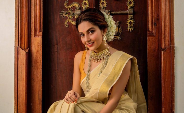 Mahima Nambiar In Traditional Saree Look Wearing Beige Cotton Saree Saree Paired & Sleeveless Yellow Blouse With Gorgeous Kundan Jewellery Set