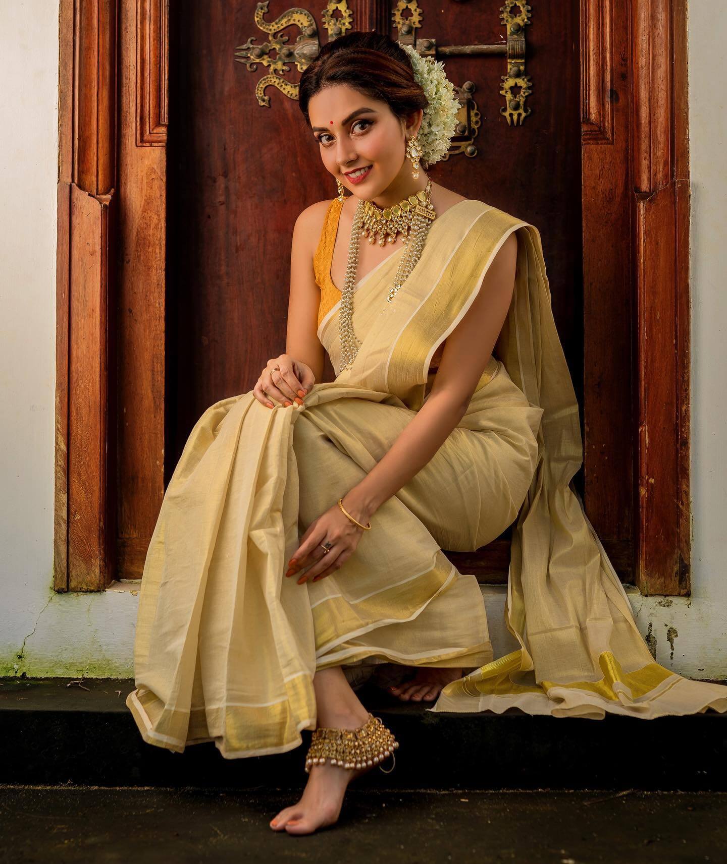 Mahima Nambiar In Traditional Saree Look Wearing Beige Cotton Saree Saree Paired & Sleeveless Yellow Blouse With Gorgeous Kundan Jewellery Set Fabulous, Festive Outfits And Looks