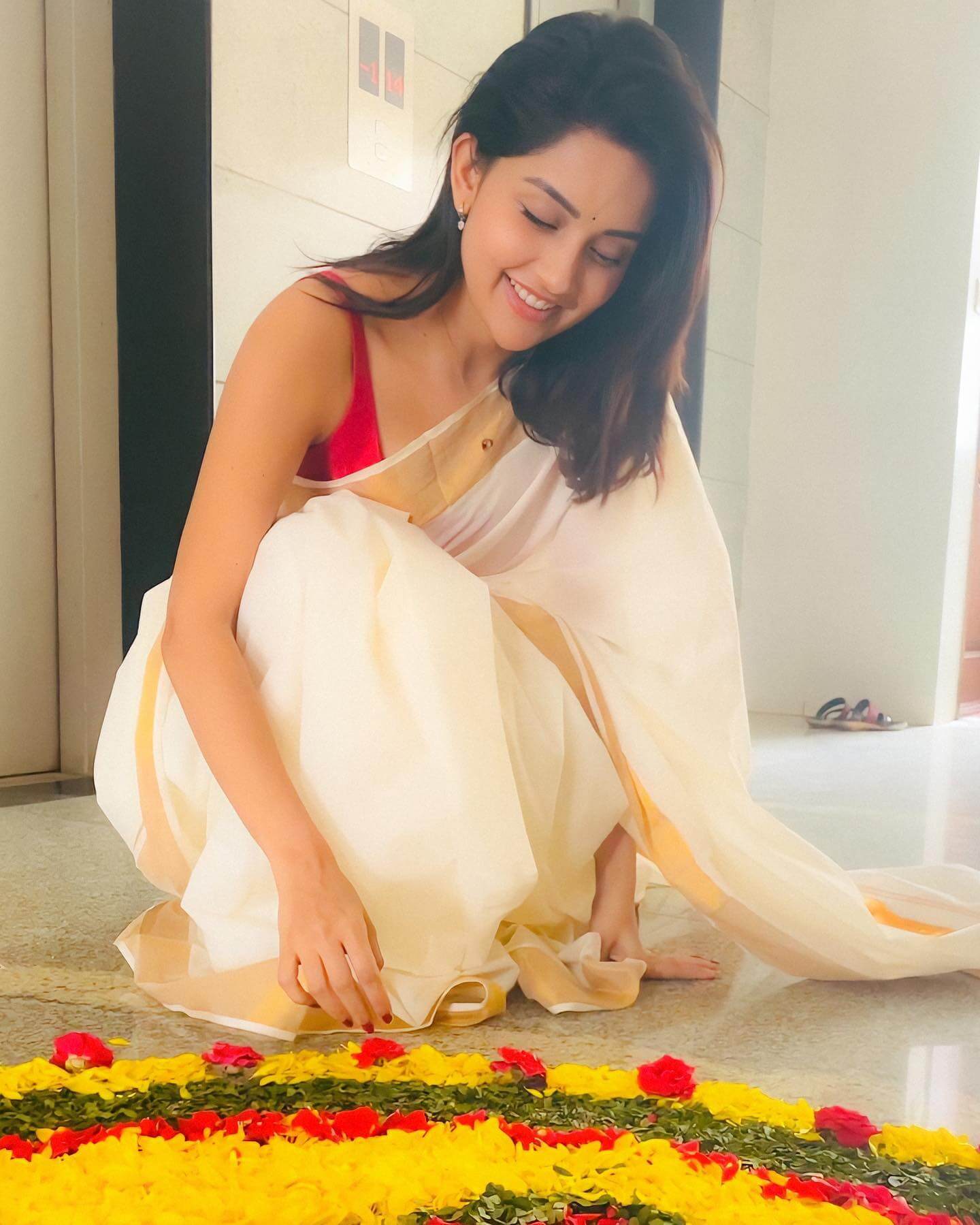 Mahima Nambiar Look Effortlessly Beautiful In White Saree With Red Sleeveless Blouse