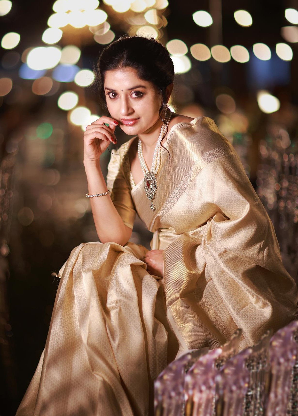Meera Jasmine Is A Vision To Behold In an Off White Zari Woven Silk Saree With Pearl Necklace