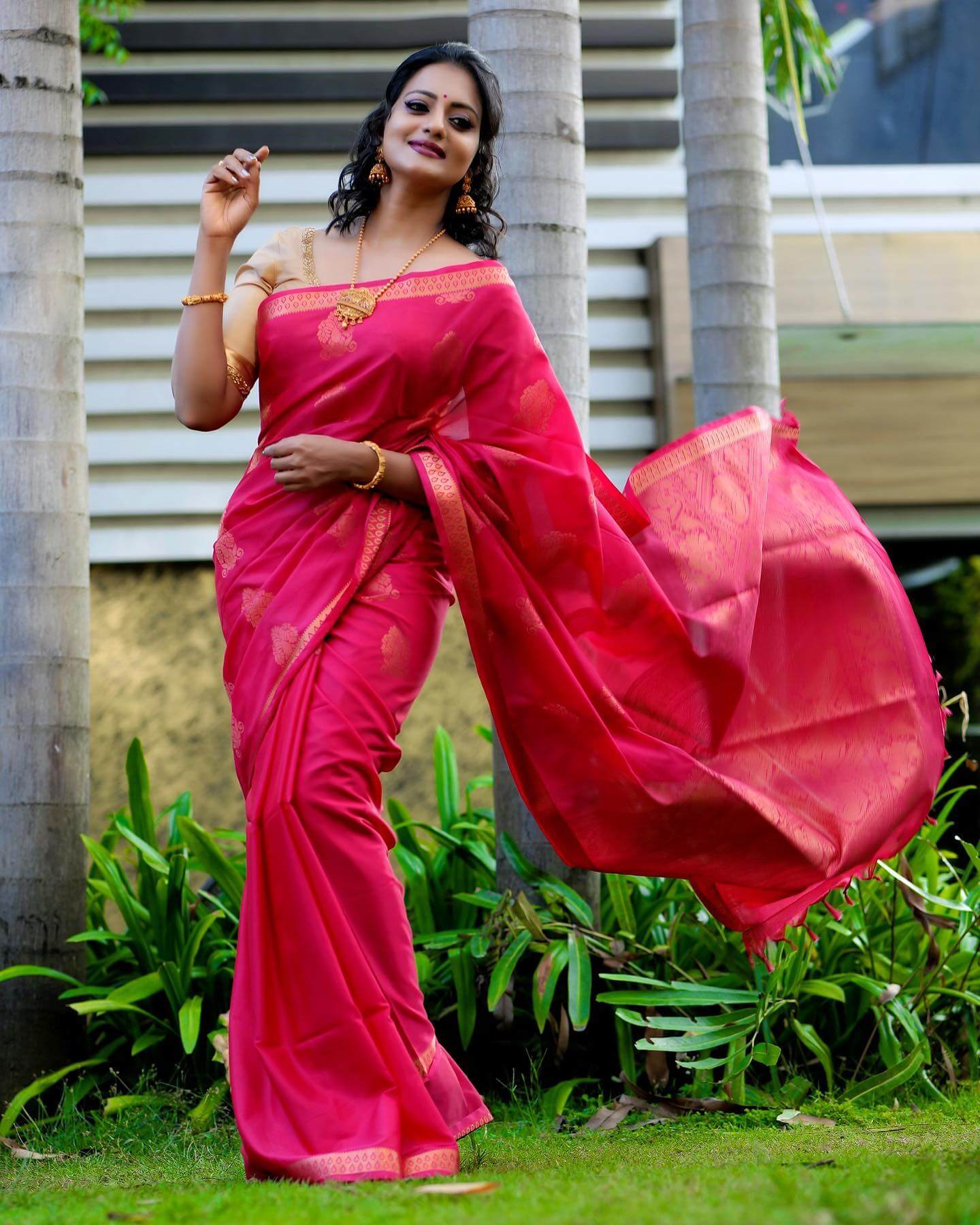 Mohanlal Fame Priyanka Nair Festive & Traditional Outfits Look Inspo In Pink Silk Saree With Golden Blouse