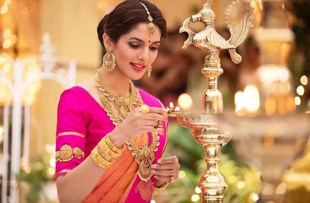 Natasha Singh Mesmerizingly Beautiful In Pink & Orange Kanjivaram Silk Saree With Pink  Blouse & Antique South Gold Jewellery Best Ethnic & Western Looks