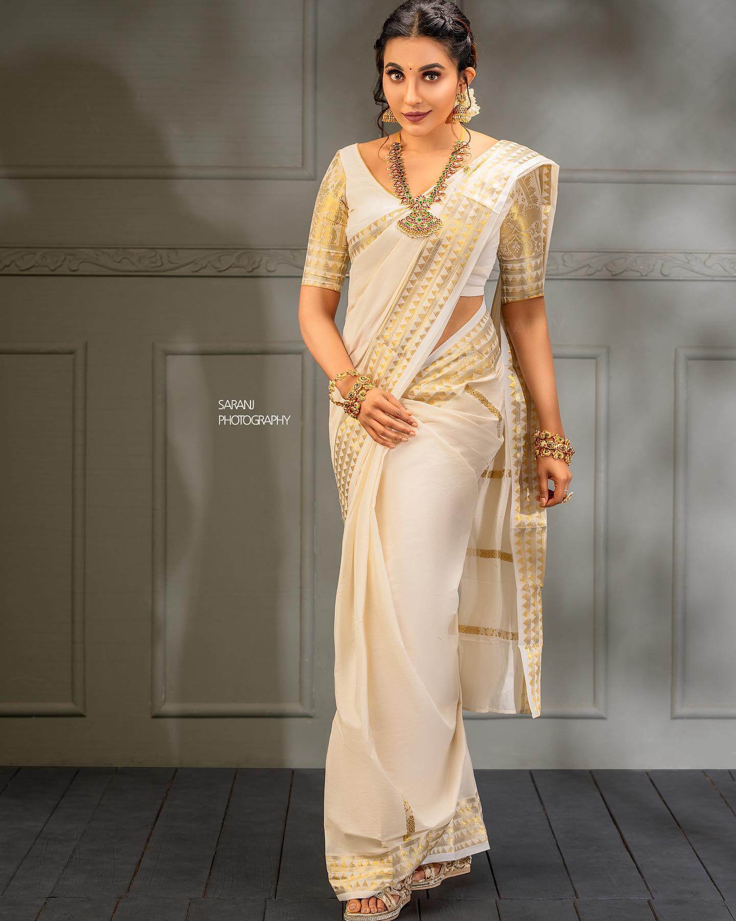 Parvathy Nair Slaying The Traditional Look In White & Golden Zari Saree