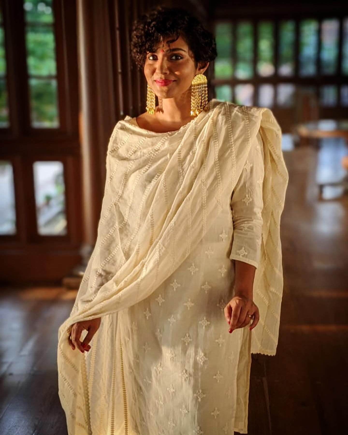 Parvathy Thiruvothu In White Embroidered Kurta Set With Gorgeous Gold Earrings Look Simple Yet Festive