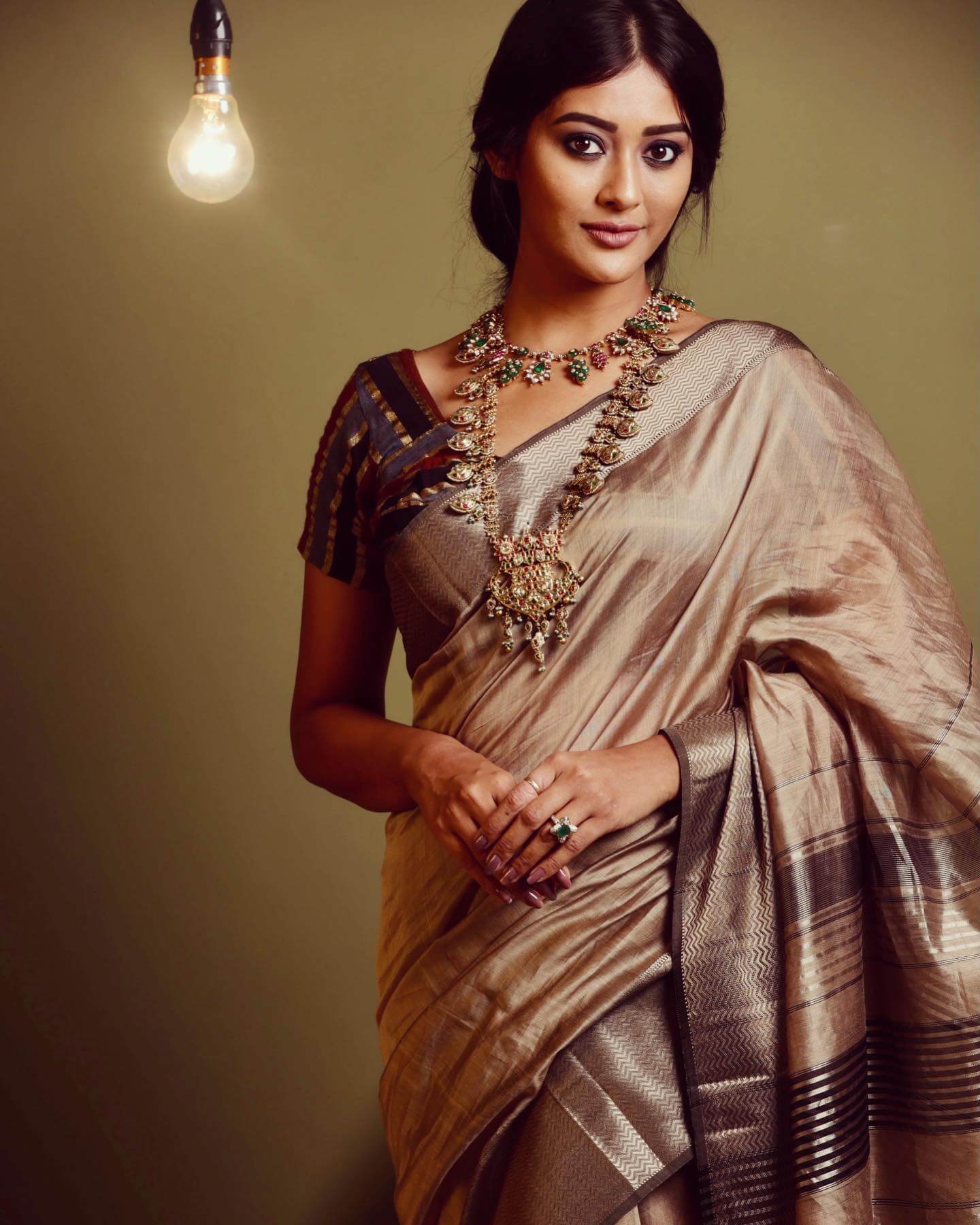 Pooja Jhaveri  Chic Festive-Go-Look In Golden Metallic Silk Saree With Heavy Gold Jewellery Heart Throbbing Outfits & Looks