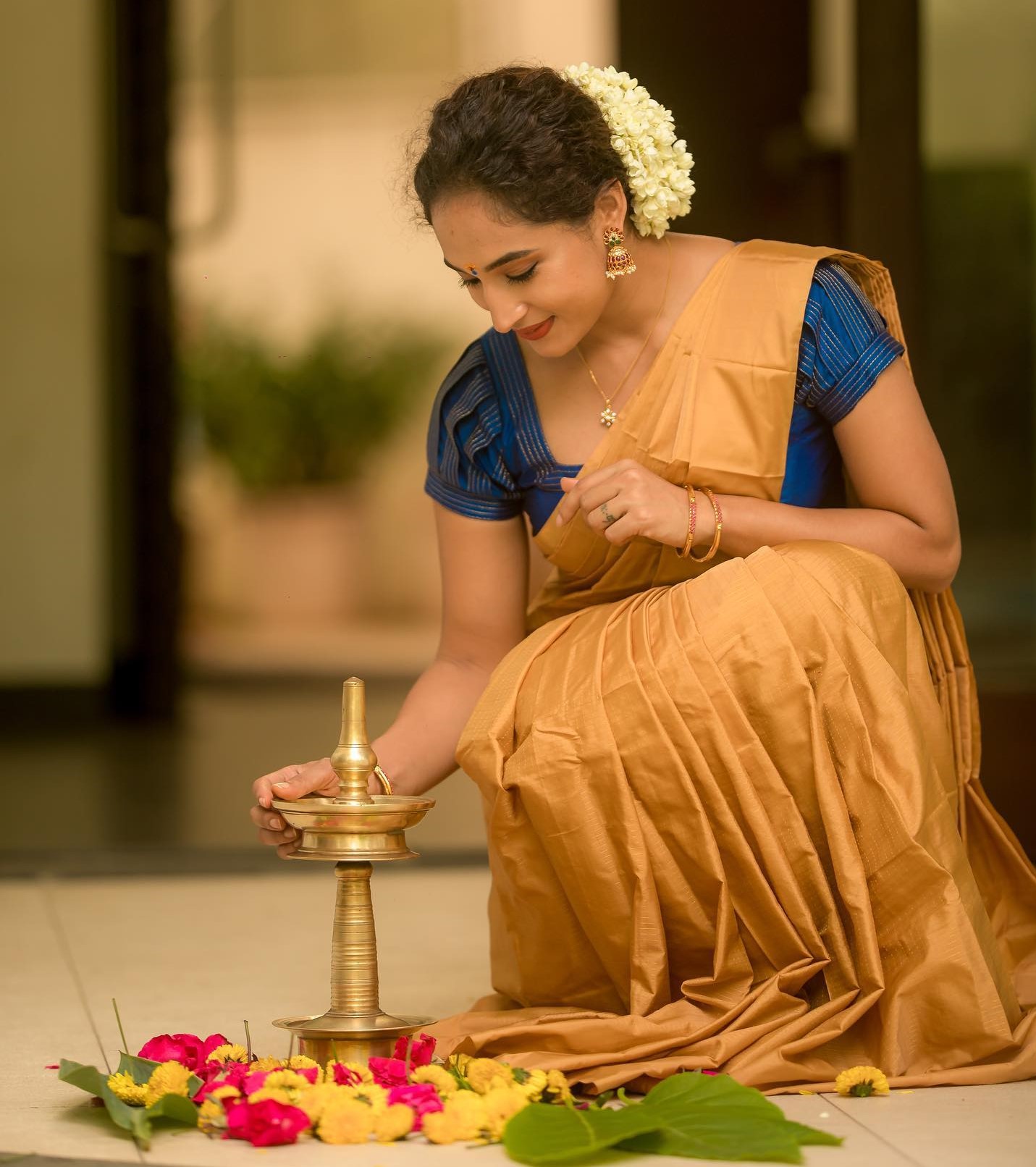 Pooja Ramachandran Festive Look In Plain Golden Saree With Blue Puffed Sleeves Blouse