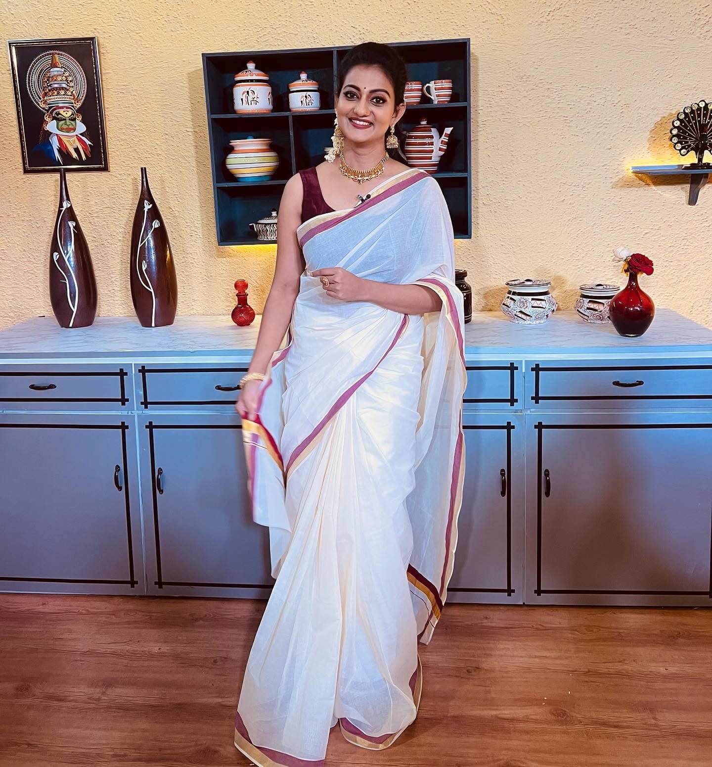 Priyanka Nair Classy Look In Chic White Cotton  Saree Paired With Maroon Sleeveless Blouse Festive & Traditional Outfits Look Inspo